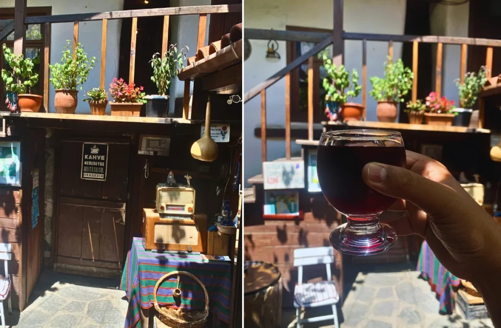 Cumalıkızık Küpeli Ev’in bahçesinde yer alan küpeli çiçekler ve yanında akan geleneksel Karadut Suyu sunumu