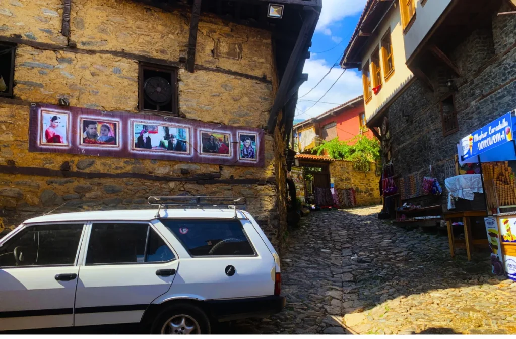 Cumalıkızık’ta Kınalı Kar dizisinin çekildiği tarihi Osmanlı konağı, taş sokaklar arasında geleneksel mimaride yapı