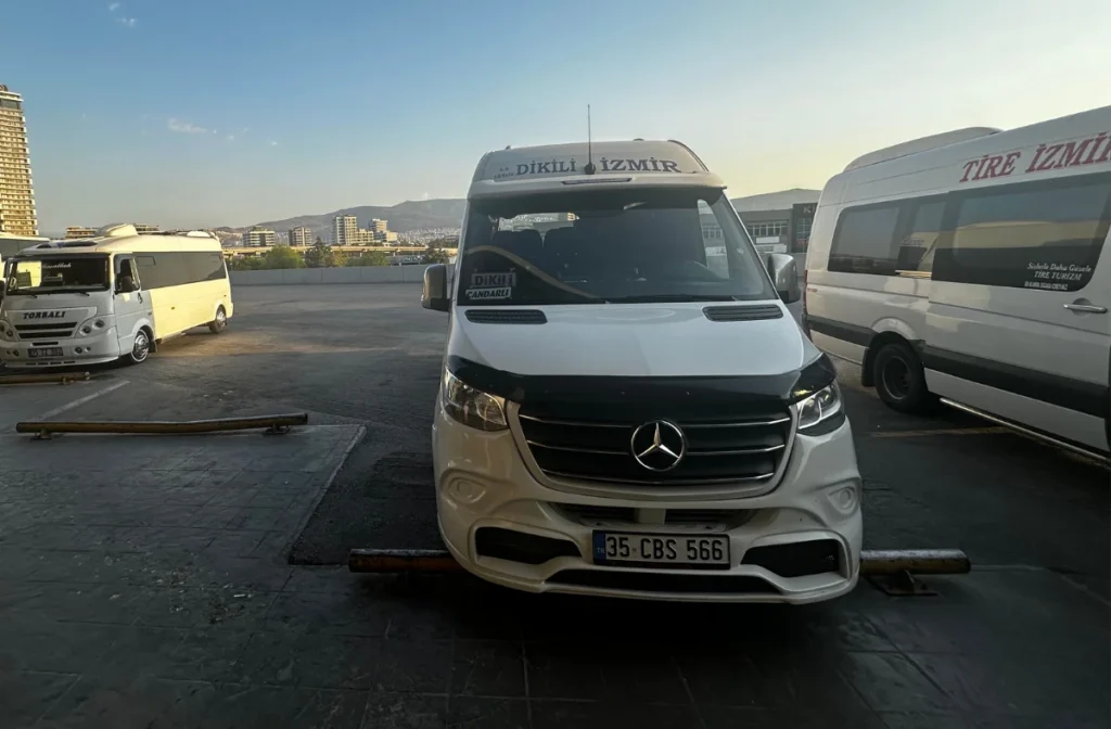 İzmir Otogarı’nda Dikili’ye sefer yapan minibüsün peronda beklediği an