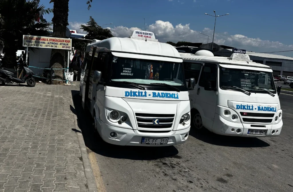 Dikili Otogarı’nda Bademli Köyü’ne giden minibüslerin bekleme alanı