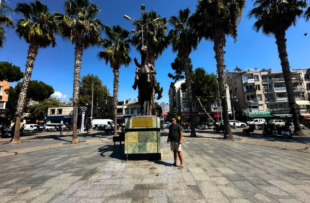 İzmir Dikili Meydanı’nda Atatürk heykelinin yer aldığı şehir merkezi manzarası