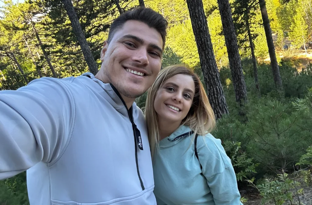 Orman içinde gülümseyen çift, doğada kamp keyfi